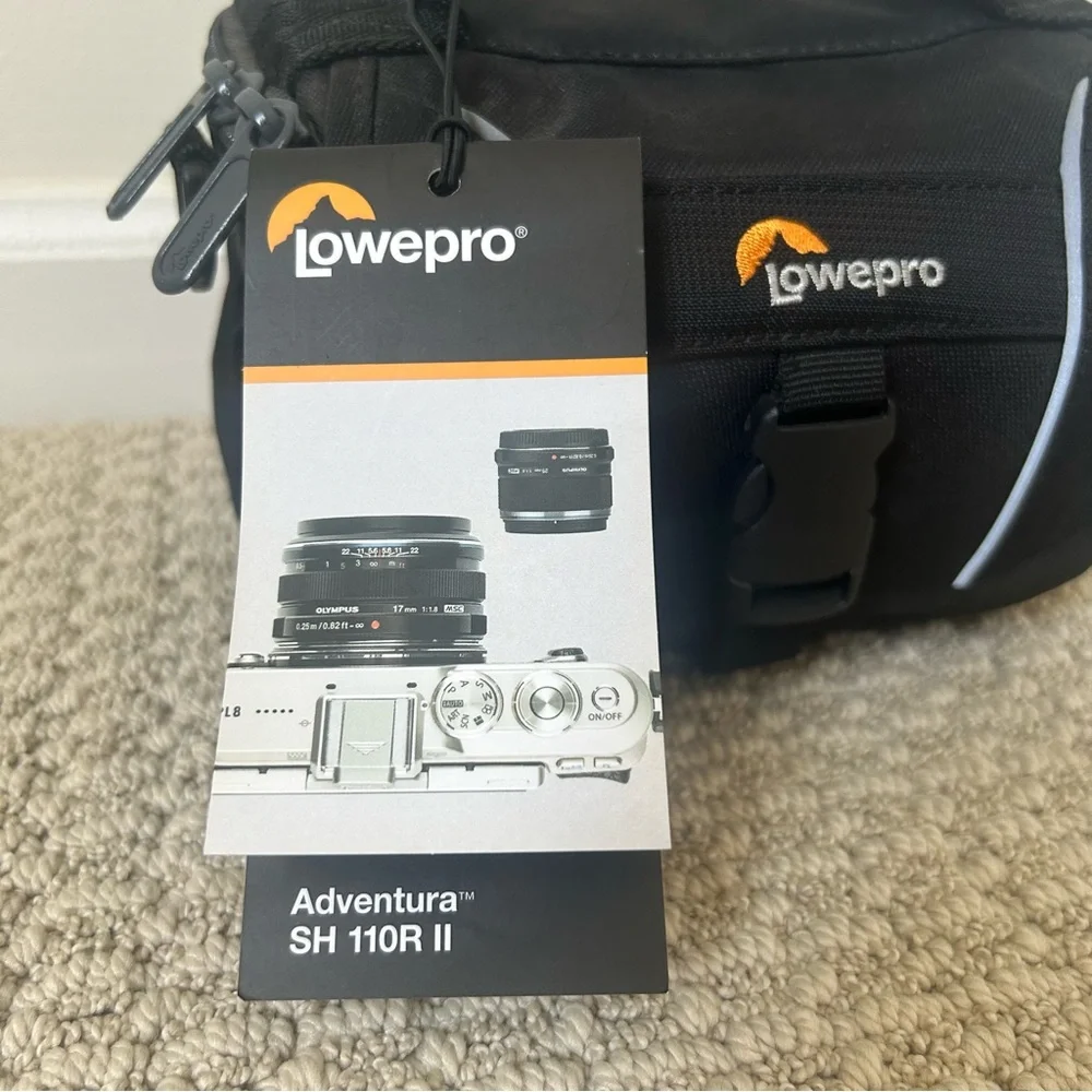 Lowepro Camera Case NWT Carrying Bag Adventura SH 110R II Black and Gray
